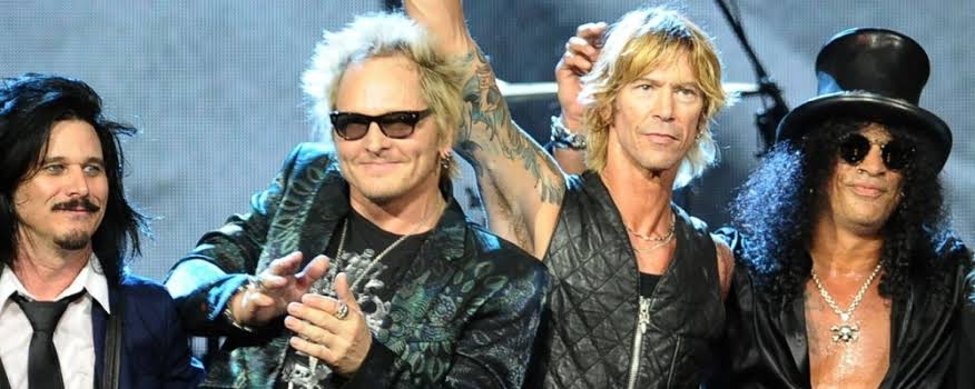 When three Guns N’ Roses legends reunited for a wild Beatles cover, the crowd went crazy. Slash teamed up with Matt Sorum and Gilby Clarke to play “Come Together,” and the groove was tight from the start. Then came the vocals—Lzzy Hale and Linda Perry lit it up, with Hale’s powerful voice giving everyone chills. At 1:52, Hale let out a scream that shook the room, and Slash jumped into a solo that was pure magic. No tricks, just raw, soulful guitar. It felt like old-school rock came back for one epic night…